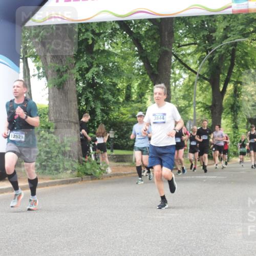 29.06.2025 - hella hamburg halbmarathon KatJ http://msf.ph/oto/8529707 29.06.2025 10:57:03 Zwischen KM18-KM19 3844 meine-sportfotos.de