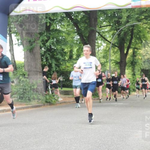 29.06.2025 - hella hamburg halbmarathon KatJ http://msf.ph/oto/8529710 29.06.2025 10:57:03 Zwischen KM18-KM19 3844 meine-sportfotos.de
