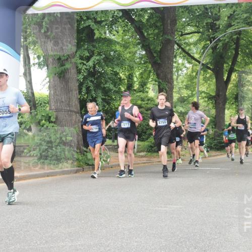 29.06.2025 - hella hamburg halbmarathon KatJ http://msf.ph/oto/8529732 29.06.2025 10:57:06 Zwischen KM18-KM19 2055, 3844, 8755 meine-sportfotos.de