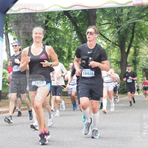 29.06.2025 - hella hamburg halbmarathon KatJ http://msf.ph/oto/8529919 29.06.2025 10:57:21 Zwischen KM18-KM19 1173, 1527, 1859, 3691, 3729, 7209, 7840 meine-sportfotos.de