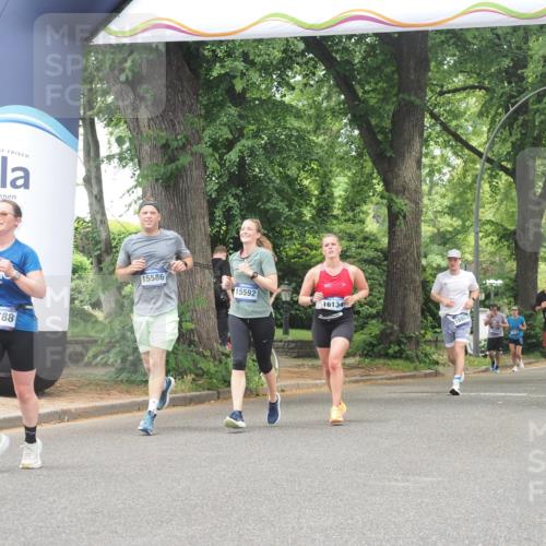 29.06.2025 - hella hamburg halbmarathon KatJ http://msf.ph/oto/8530002 29.06.2025 10:57:28 Zwischen KM18-KM19 2990, 3691, 5423 meine-sportfotos.de