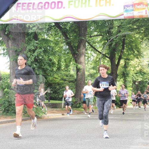 29.06.2025 - hella hamburg halbmarathon KatJ http://msf.ph/oto/8530048 29.06.2025 10:57:34 Zwischen KM18-KM19 2110 meine-sportfotos.de