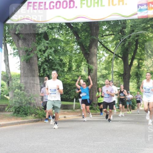 29.06.2025 - hella hamburg halbmarathon KatJ http://msf.ph/oto/8530080 29.06.2025 10:57:36 Zwischen KM18-KM19 1213, 2110, 4007 meine-sportfotos.de