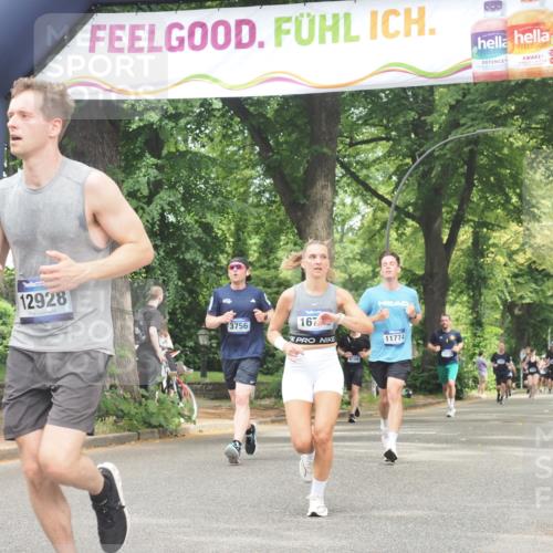 29.06.2025 - hella hamburg halbmarathon KatJ http://msf.ph/oto/8530238 29.06.2025 10:57:46 Zwischen KM18-KM19 7346, 7881, 8001 meine-sportfotos.de