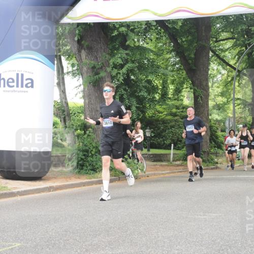 29.06.2025 - hella hamburg halbmarathon KatJ http://msf.ph/oto/8530394 29.06.2025 10:57:57 Zwischen KM18-KM19 6166 meine-sportfotos.de