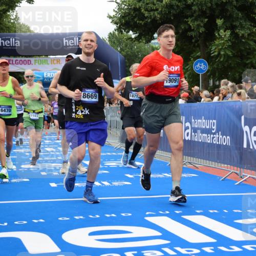 29.06.2025 - hella hamburg halbmarathon Strokosch-Dieckow http://msf.ph/oto/8534014 29.06.2025 10:56:59 Ziel 1485, 1955, 2282, 2759, 4261, 4299, 5033, 6835, 8669, 11043, 11143, 11212, 11638, 13691, 14408, 14588, 14678, 15097, 16470, 16620, 16909, 17617, 18208, 18719, 19091 meine-sportfotos.de