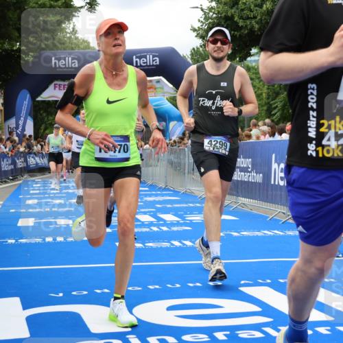 29.06.2025 - hella hamburg halbmarathon Strokosch-Dieckow http://msf.ph/oto/8534019 29.06.2025 10:57:00 Ziel 1485, 2282, 2759, 4261, 4299, 5033, 8669, 11043, 11143, 11212, 11638, 13691, 14408, 14588, 14678, 15097, 16470, 16620, 16909, 17617, 18208, 18719, 19091 meine-sportfotos.de