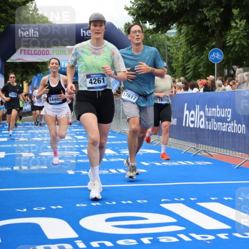 29.06.2025 - hella hamburg halbmarathon Strokosch-Dieckow http://msf.ph/oto/8534034 29.06.2025 10:57:05 Ziel 1387, 1485, 1877, 4167, 4261, 4299, 8669, 9884, 11143, 11212, 11612, 11638, 13691, 13750, 14139, 14408, 14588, 15110, 15726, 16470, 16909, 17617, 18208, 18719, 19091, 19184 meine-sportfotos.de