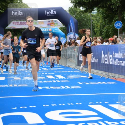 29.06.2025 - hella hamburg halbmarathon Strokosch-Dieckow http://msf.ph/oto/8534042 29.06.2025 10:57:08 Ziel 1387, 1485, 1877, 2676, 4167, 4261, 4940, 9577, 9884, 10383, 11143, 11590, 11612, 13691, 13750, 14139, 14408, 14588, 15110, 15664, 15726, 16909, 17617, 17660, 17848, 17993, 18208, 18719, 19184 meine-sportfotos.de