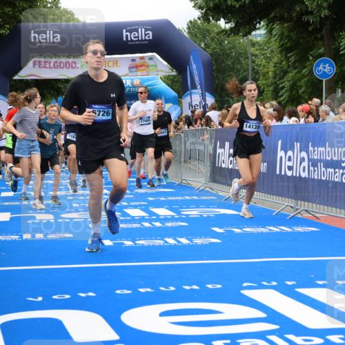 29.06.2025 - hella hamburg halbmarathon Strokosch-Dieckow http://msf.ph/oto/8534044 29.06.2025 10:57:08 Ziel 1387, 1485, 1877, 2676, 4167, 4261, 4940, 9577, 9884, 10383, 11143, 11590, 11612, 13691, 13750, 14139, 14408, 14588, 15110, 15664, 15726, 16909, 17617, 17660, 17848, 17993, 18208, 18719, 19184 meine-sportfotos.de