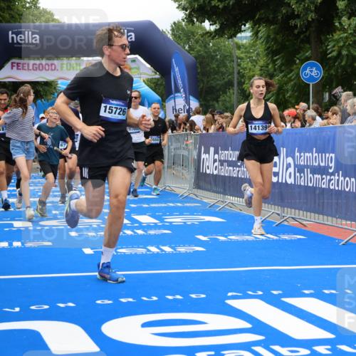 29.06.2025 - hella hamburg halbmarathon Strokosch-Dieckow http://msf.ph/oto/8534048 29.06.2025 10:57:08 Ziel 1387, 1485, 1877, 2676, 4167, 4261, 4940, 9577, 9884, 10383, 11143, 11590, 11612, 13691, 13750, 14139, 14408, 14588, 15110, 15664, 15726, 16909, 17617, 17660, 17848, 17993, 18208, 18719, 19184 meine-sportfotos.de
