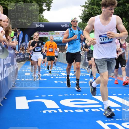 29.06.2025 - hella hamburg halbmarathon Strokosch-Dieckow http://msf.ph/oto/8534073 29.06.2025 10:57:17 Ziel 1387, 1877, 2417, 2676, 4167, 4940, 5926, 6272, 8585, 9450, 9577, 9727, 9884, 9934, 10383, 11590, 11612, 12014, 12590, 13664, 13750, 15110, 15229, 15664, 16625, 16830, 17160, 17660, 17779, 17848, 17993, 19184 meine-sportfotos.de