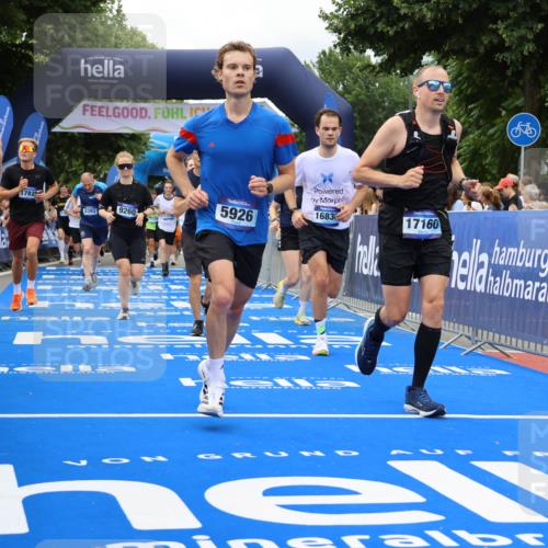 29.06.2025 - hella hamburg halbmarathon Strokosch-Dieckow http://msf.ph/oto/8534090 29.06.2025 10:57:22 Ziel 2417, 2676, 3435, 5926, 6272, 6281, 6302, 8393, 8585, 9450, 9727, 9934, 10383, 12014, 12144, 12590, 13394, 13664, 15229, 15695, 16093, 16625, 16830, 17160, 17758, 17779, 17828, 17848 meine-sportfotos.de