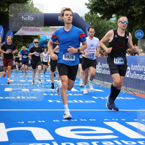 29.06.2025 - hella hamburg halbmarathon Strokosch-Dieckow http://msf.ph/oto/8534092 29.06.2025 10:57:22 Ziel 2417, 2676, 3435, 5926, 6272, 6281, 6302, 8393, 8585, 9450, 9727, 9934, 10383, 12014, 12144, 12590, 13394, 13664, 15229, 15695, 16093, 16625, 16830, 17160, 17758, 17779, 17828, 17848 meine-sportfotos.de