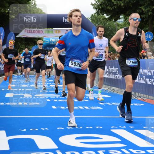 29.06.2025 - hella hamburg halbmarathon Strokosch-Dieckow http://msf.ph/oto/8534093 29.06.2025 10:57:22 Ziel 2417, 2676, 3435, 5926, 6272, 6281, 6302, 8393, 8585, 9450, 9727, 9934, 10383, 12014, 12144, 12590, 13394, 13664, 15229, 15695, 16093, 16625, 16830, 17160, 17758, 17779, 17828, 17848 meine-sportfotos.de