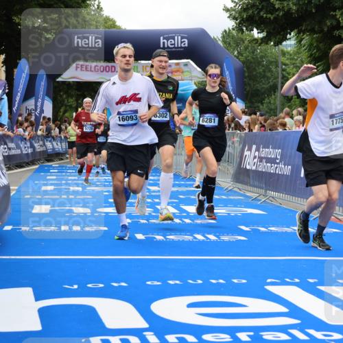 29.06.2025 - hella hamburg halbmarathon Strokosch-Dieckow http://msf.ph/oto/8534112 29.06.2025 10:57:28 Ziel 1239, 2236, 2652, 3435, 4502, 5015, 5134, 5457, 5458, 5728, 5926, 6272, 6281, 6302, 8393, 9727, 12144, 13245, 13394, 14571, 15695, 16093, 16830, 17160, 17758, 17828 meine-sportfotos.de