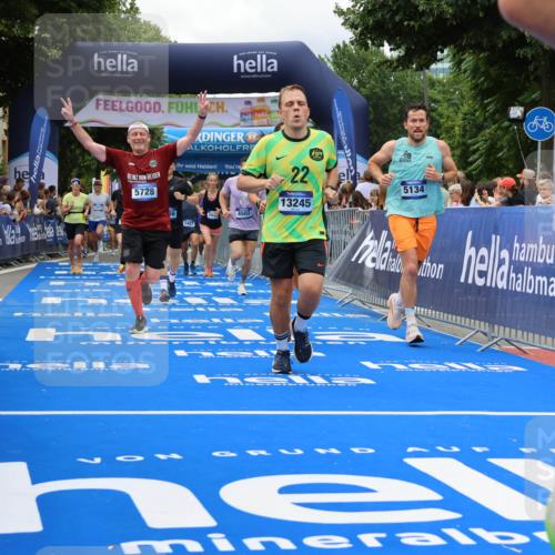 29.06.2025 - hella hamburg halbmarathon Strokosch-Dieckow http://msf.ph/oto/8534123 29.06.2025 10:57:29 Ziel 1239, 2236, 2652, 3435, 4502, 5015, 5134, 5457, 5458, 5728, 6281, 6302, 8393, 9727, 12144, 13245, 13394, 14571, 14951, 15695, 16093, 16830, 17160, 17758, 17769, 17828 meine-sportfotos.de