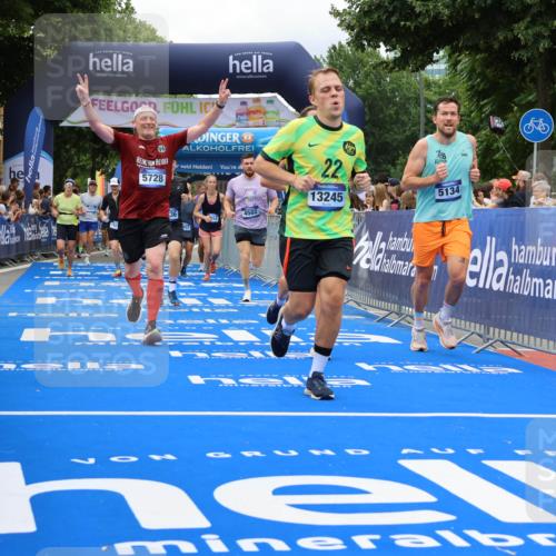 29.06.2025 - hella hamburg halbmarathon Strokosch-Dieckow http://msf.ph/oto/8534127 29.06.2025 10:57:30 Ziel 1239, 2236, 2652, 3435, 4502, 5015, 5134, 5457, 5458, 5728, 6281, 6302, 8393, 9727, 12144, 13245, 13394, 14571, 14951, 15220, 15695, 16093, 16830, 17160, 17758, 17769, 17814, 17828 meine-sportfotos.de