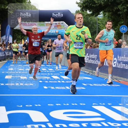 29.06.2025 - hella hamburg halbmarathon Strokosch-Dieckow http://msf.ph/oto/8534129 29.06.2025 10:57:30 Ziel 1239, 2236, 2652, 3435, 4502, 5015, 5134, 5457, 5458, 5728, 6281, 6302, 8393, 9727, 12144, 13245, 13394, 14571, 14951, 15220, 15695, 16093, 16830, 17160, 17758, 17769, 17814, 17828 meine-sportfotos.de