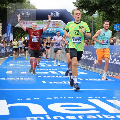 29.06.2025 - hella hamburg halbmarathon Strokosch-Dieckow http://msf.ph/oto/8534130 29.06.2025 10:57:30 Ziel 1239, 2236, 2652, 3435, 4502, 5015, 5134, 5457, 5458, 5728, 6281, 6302, 8393, 9727, 12144, 13245, 13394, 14571, 14951, 15220, 15695, 16093, 16830, 17160, 17758, 17769, 17814, 17828 meine-sportfotos.de
