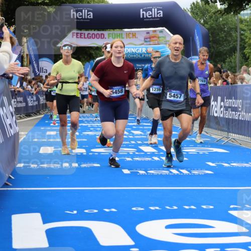 29.06.2025 - hella hamburg halbmarathon Strokosch-Dieckow http://msf.ph/oto/8534136 29.06.2025 10:57:34 Ziel 1239, 1715, 2236, 2606, 2652, 3435, 4502, 5015, 5134, 5457, 5458, 5728, 8393, 12144, 12774, 13245, 13523, 14571, 14951, 15217, 15220, 16093, 17758, 17769, 17814, 18388, 18985 meine-sportfotos.de
