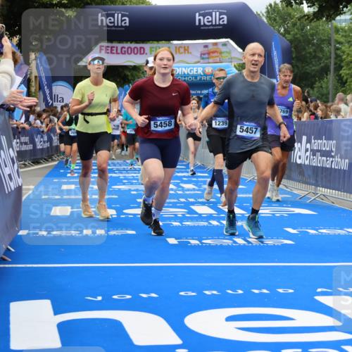 29.06.2025 - hella hamburg halbmarathon Strokosch-Dieckow http://msf.ph/oto/8534137 29.06.2025 10:57:34 Ziel 1239, 1715, 2236, 2606, 2652, 3435, 4502, 5015, 5134, 5457, 5458, 5728, 8393, 12144, 12774, 13245, 13523, 14571, 14951, 15217, 15220, 16093, 17758, 17769, 17814, 18388, 18985 meine-sportfotos.de