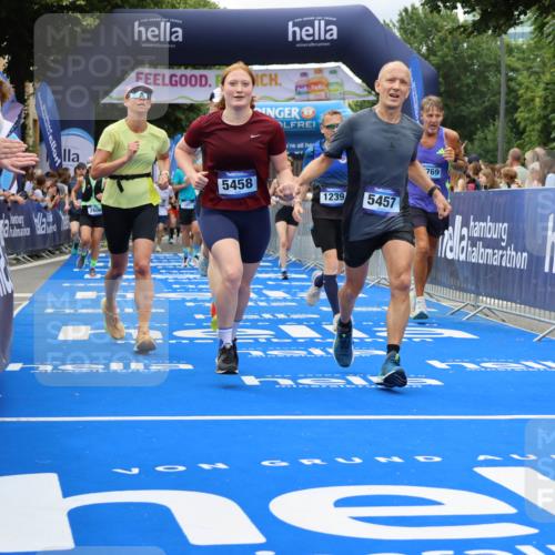 29.06.2025 - hella hamburg halbmarathon Strokosch-Dieckow http://msf.ph/oto/8534138 29.06.2025 10:57:34 Ziel 1239, 1715, 2236, 2606, 2652, 3435, 4502, 5015, 5134, 5457, 5458, 5728, 8393, 12144, 12774, 13245, 13523, 14571, 14951, 15217, 15220, 16093, 17758, 17769, 17814, 18388, 18985 meine-sportfotos.de