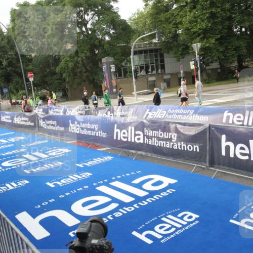 29.06.2025 - hella hamburg halbmarathon Michael Strokosch http://msf.ph/oto/8535202 29.06.2025 08:36:17 Ziel  meine-sportfotos.de