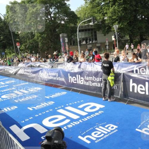 29.06.2025 - hella hamburg halbmarathon Michael Strokosch http://msf.ph/oto/8535217 29.06.2025 09:47:45 Ziel  meine-sportfotos.de
