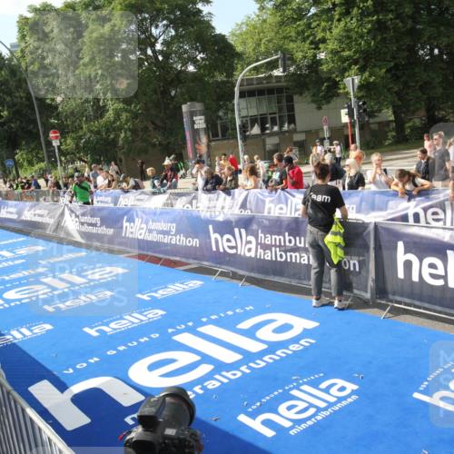 29.06.2025 - hella hamburg halbmarathon Michael Strokosch http://msf.ph/oto/8535219 29.06.2025 09:47:48 Ziel  meine-sportfotos.de