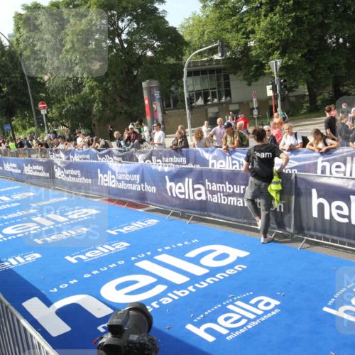 29.06.2025 - hella hamburg halbmarathon Michael Strokosch http://msf.ph/oto/8535221 29.06.2025 09:48:20 Ziel  meine-sportfotos.de