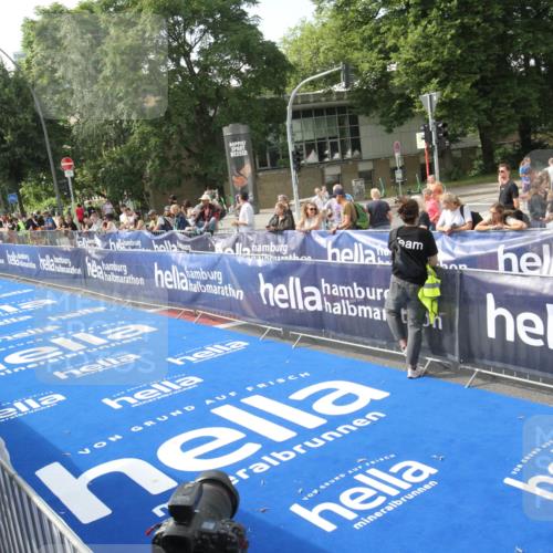 29.06.2025 - hella hamburg halbmarathon Michael Strokosch http://msf.ph/oto/8535222 29.06.2025 09:48:42 Ziel  meine-sportfotos.de
