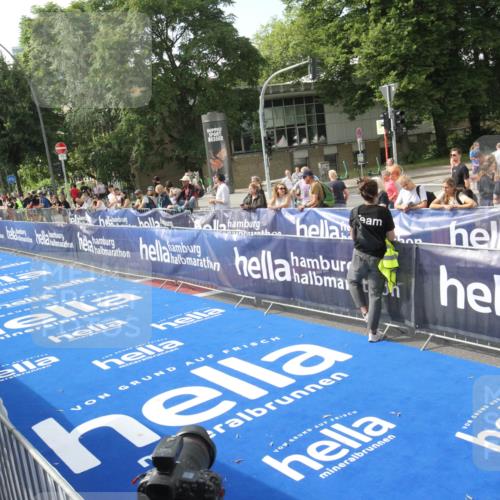 29.06.2025 - hella hamburg halbmarathon Michael Strokosch http://msf.ph/oto/8535223 29.06.2025 09:48:42 Ziel  meine-sportfotos.de