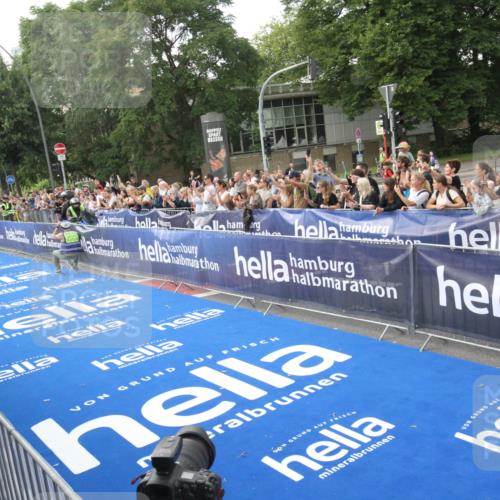 29.06.2025 - hella hamburg halbmarathon Michael Strokosch http://msf.ph/oto/8535224 29.06.2025 10:01:03 Ziel  meine-sportfotos.de