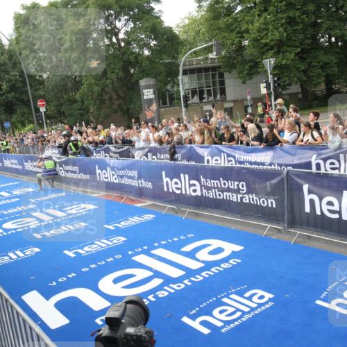 29.06.2025 - hella hamburg halbmarathon Michael Strokosch http://msf.ph/oto/8535225 29.06.2025 10:01:03 Ziel  meine-sportfotos.de