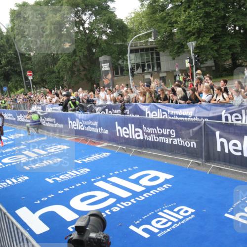 29.06.2025 - hella hamburg halbmarathon Michael Strokosch http://msf.ph/oto/8535226 29.06.2025 10:01:03 Ziel  meine-sportfotos.de