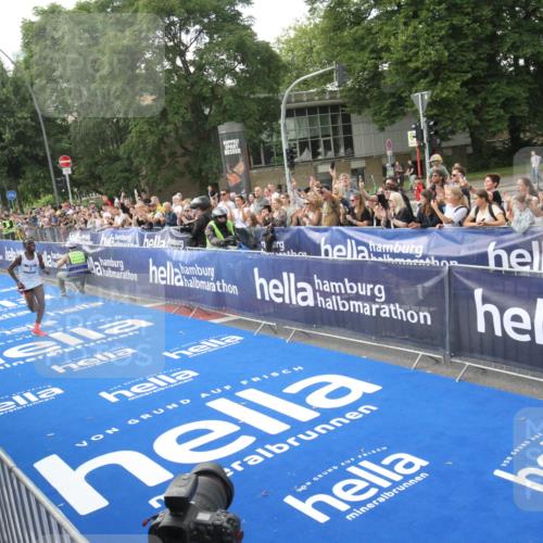 29.06.2025 - hella hamburg halbmarathon Michael Strokosch http://msf.ph/oto/8535227 29.06.2025 10:01:04 Ziel  meine-sportfotos.de