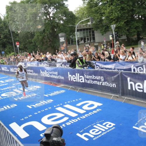 29.06.2025 - hella hamburg halbmarathon Michael Strokosch http://msf.ph/oto/8535228 29.06.2025 10:01:04 Ziel  meine-sportfotos.de