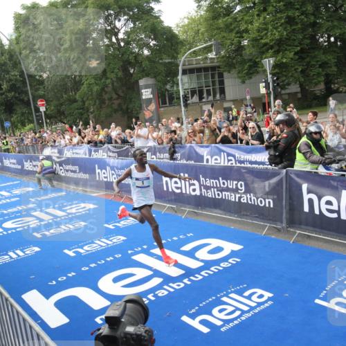 29.06.2025 - hella hamburg halbmarathon Michael Strokosch http://msf.ph/oto/8535229 29.06.2025 10:01:05 Ziel  meine-sportfotos.de