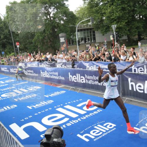 29.06.2025 - hella hamburg halbmarathon Michael Strokosch http://msf.ph/oto/8535230 29.06.2025 10:01:05 Ziel  meine-sportfotos.de