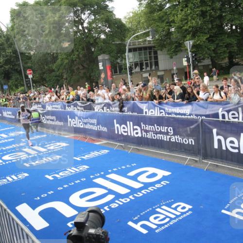 29.06.2025 - hella hamburg halbmarathon Michael Strokosch http://msf.ph/oto/8535231 29.06.2025 10:01:11 Ziel  meine-sportfotos.de