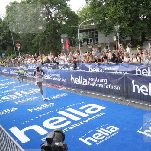 29.06.2025 - hella hamburg halbmarathon Michael Strokosch http://msf.ph/oto/8535232 29.06.2025 10:01:12 Ziel  meine-sportfotos.de