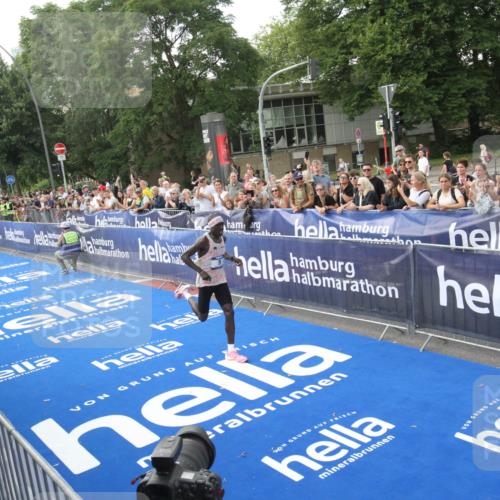 29.06.2025 - hella hamburg halbmarathon Michael Strokosch http://msf.ph/oto/8535233 29.06.2025 10:01:12 Ziel  meine-sportfotos.de