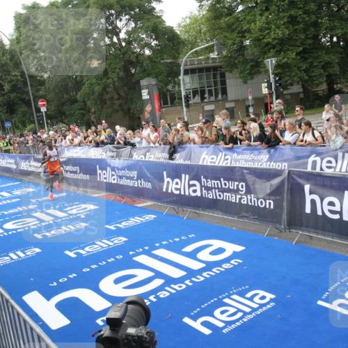29.06.2025 - hella hamburg halbmarathon Michael Strokosch http://msf.ph/oto/8535234 29.06.2025 10:01:59 Ziel  meine-sportfotos.de