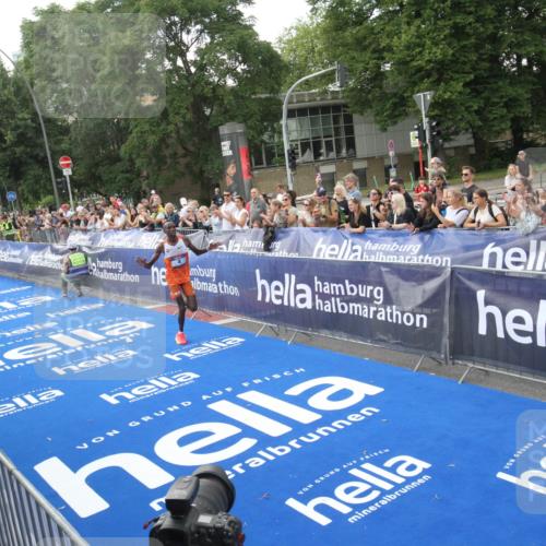 29.06.2025 - hella hamburg halbmarathon Michael Strokosch http://msf.ph/oto/8535235 29.06.2025 10:01:59 Ziel  meine-sportfotos.de