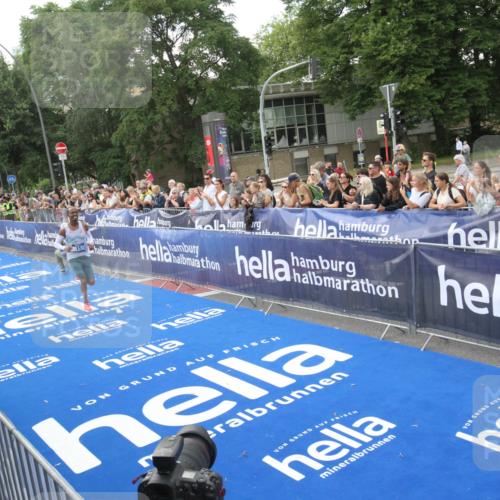 29.06.2025 - hella hamburg halbmarathon Michael Strokosch http://msf.ph/oto/8535237 29.06.2025 10:02:19 Ziel  meine-sportfotos.de