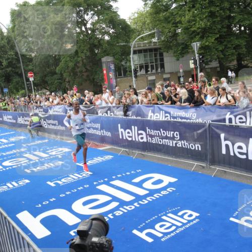 29.06.2025 - hella hamburg halbmarathon Michael Strokosch http://msf.ph/oto/8535238 29.06.2025 10:02:19 Ziel  meine-sportfotos.de