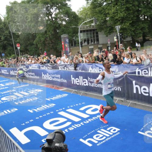 29.06.2025 - hella hamburg halbmarathon Michael Strokosch http://msf.ph/oto/8535239 29.06.2025 10:02:20 Ziel  meine-sportfotos.de