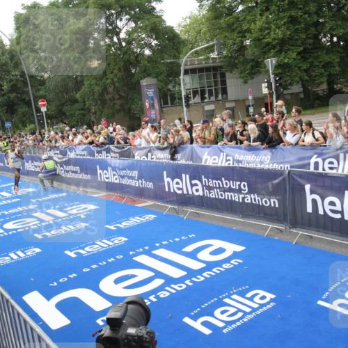 29.06.2025 - hella hamburg halbmarathon Michael Strokosch http://msf.ph/oto/8535240 29.06.2025 10:02:25 Ziel  meine-sportfotos.de