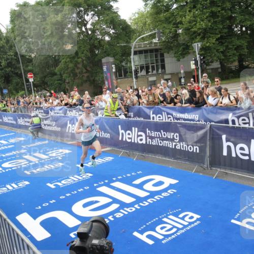 29.06.2025 - hella hamburg halbmarathon Michael Strokosch http://msf.ph/oto/8535244 29.06.2025 10:02:32 Ziel  meine-sportfotos.de